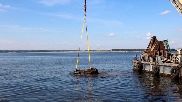 Il a accidentellement trouvé une voiture au fond de la rivière et a appelé la police