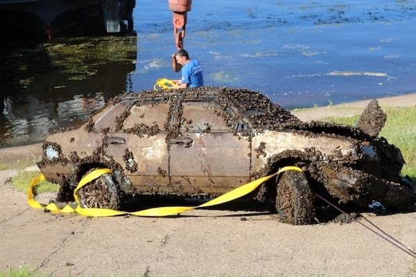 Il a accidentellement trouvé une voiture au fond de la rivière et a appelé la police