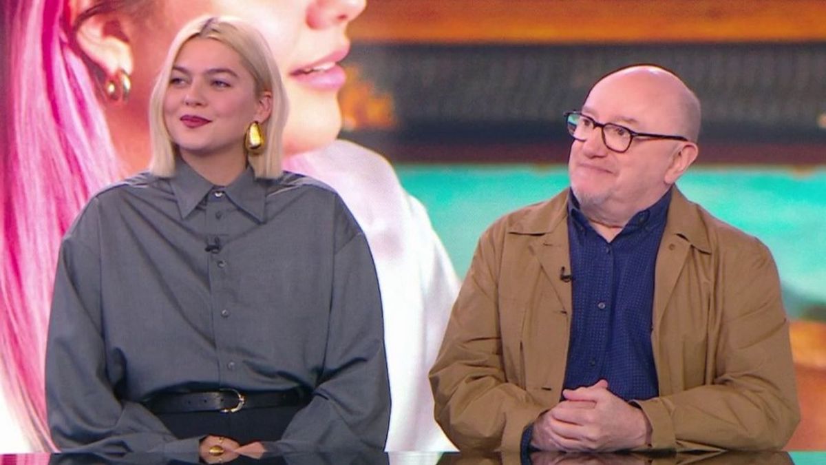 « J’ai le cœur tout serré mais… » : Louane s’exprime après le décès de Michel Blanc