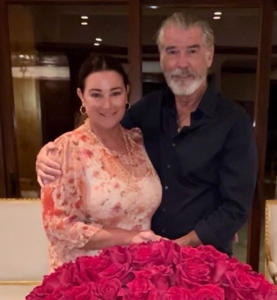 Keely, l'épouse de Pierce Brosnan, 60 ans, a l'air "si radieuse" dans un ensemble noir chic sur la dernière photo