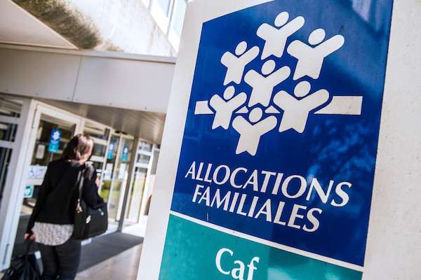 L'incroyable histoire d'une famille de 13 enfants bénéficiant de 50 000 euros d'allocations familiales