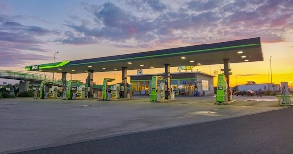 Loire-Atlantique : un camionneur surprend des voleurs en train de siphonner son réservoir et les piège dans sa remorque