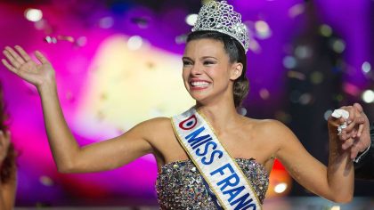 Marine Lorphelin revient et s’exprime sur le geste inapproprié d'Alain Delon lors de Miss France 2013 (ZAPTV)