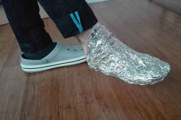 Mettez du papier aluminium sur vos pieds et dites adieu aux douleurs : une astuce surprenante