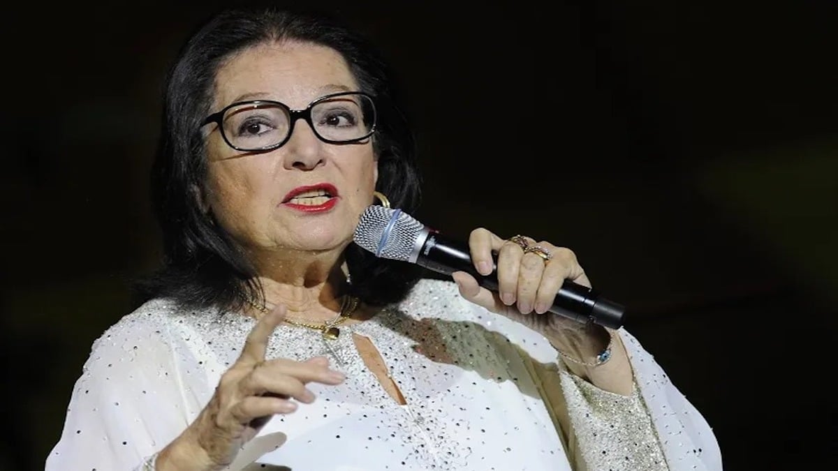 Nana Mouskouri fête ses 90 ans et se livre sur sa santé délicate : “J’ai été hospitalisée un mois aux urgences”