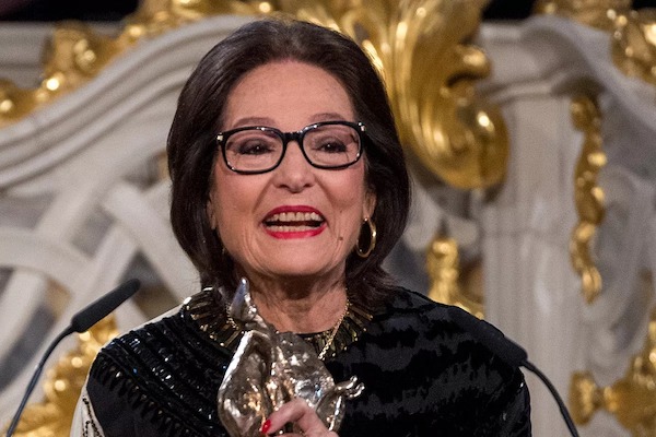 Nana Mouskouri fête ses 90 ans et se livre sur sa santé délicate : “J’ai été hospitalisée un mois aux urgences”