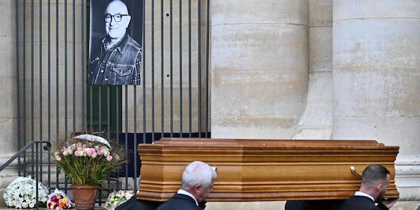 Obsèques de Michel Blanc : un homme en Jean-Claude dusse fait sensation dans l’église