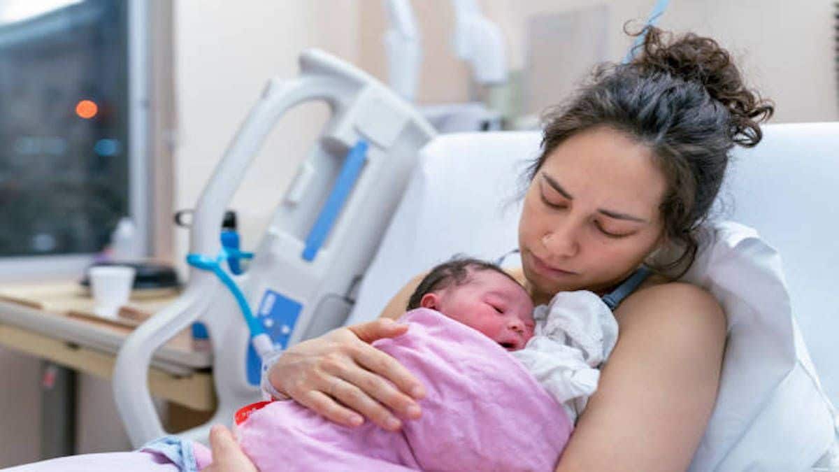 Quand cette maman donne naissance, son mari découvre des taches inquiétantes sur leur bébé qui révèlent une situation alarmante