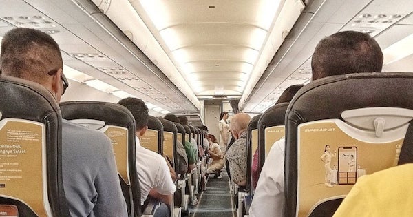 Un homme fortuné ridiculise une femme en surpoids dans l'avion, jusqu'à ce que la voix du capitaine le fasse réfléchir