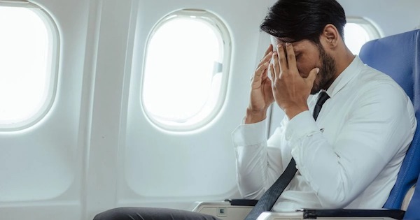 Un homme fortuné ridiculise une femme en surpoids dans l'avion, jusqu'à ce que la voix du capitaine le fasse réfléchir