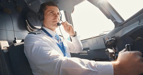 Un homme fortuné ridiculise une femme en surpoids dans l'avion, jusqu'à ce que la voix du capitaine le fasse réfléchir