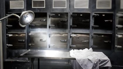 Un médecin découvre un mystère troublant provenant de la morgue