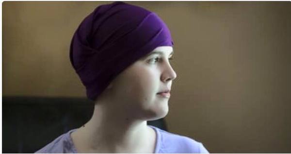 Une adolescente meurt d'un cancer – quand sa mère regarde son cercueil, son cœur est rempli de chaleur