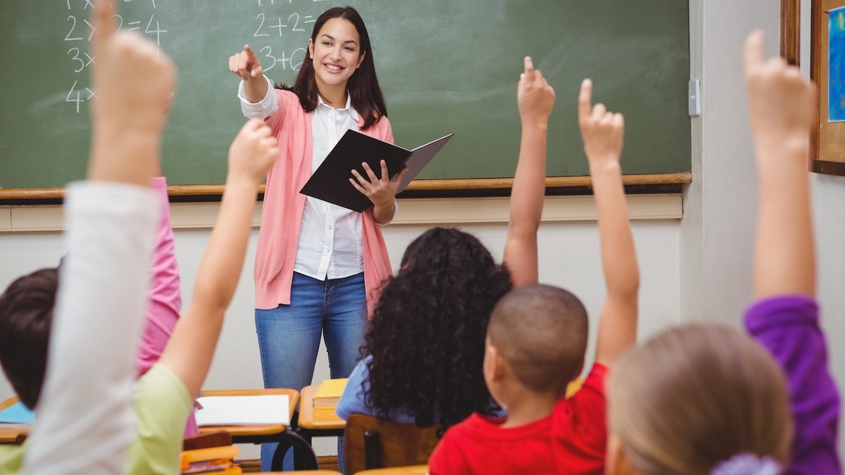 Une élève défie son enseignante sur l'existence de Dieu – sa réplique stupéfie toute la classe