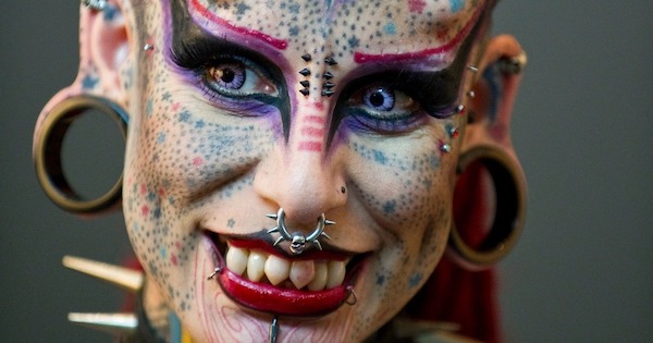 Une femme est devenue un « vampire » en couvrant tout son corps de tatouages, générant un avertissement