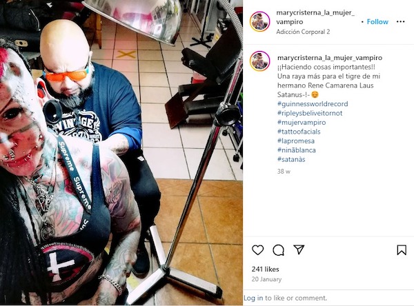 Une femme est devenue un « vampire » en couvrant tout son corps de tatouages, générant un avertissement