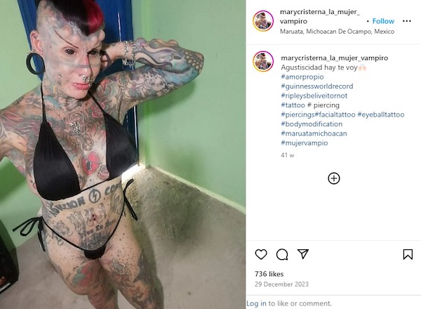 Une femme est devenue un « vampire » en couvrant tout son corps de tatouages, générant un avertissement