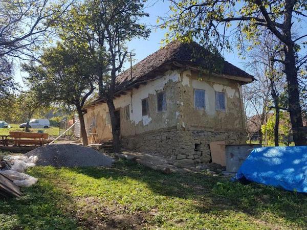 Une femme sauve la maison en ruine de la rue menacée de démolition : après sa transformation, tous les voisins rêvent d’y emménager