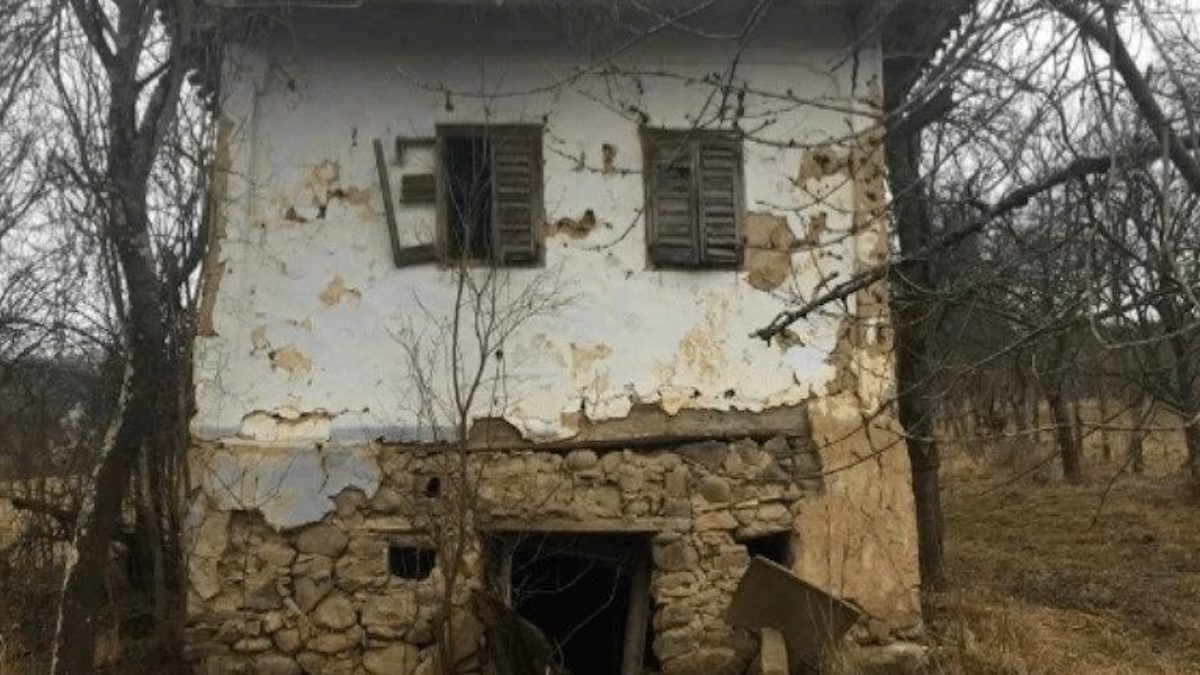 Une femme sauve la maison en ruine de la rue menacée de démolition : après sa transformation, tous les voisins rêvent d’y emménager