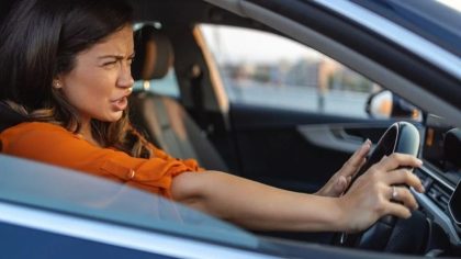 Une maman exaspérée derrière une voiture lente : une note à la fenêtre qui va tout bouleverser