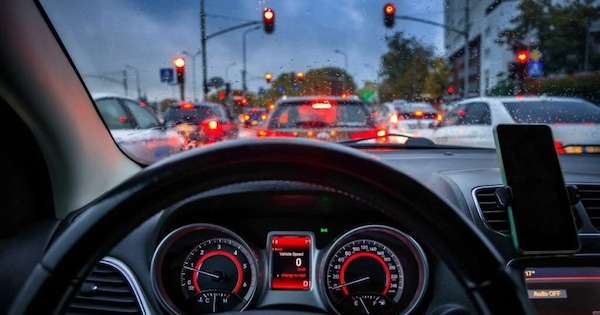 Une maman exaspérée derrière une voiture lente : une note à la fenêtre qui va tout bouleverser