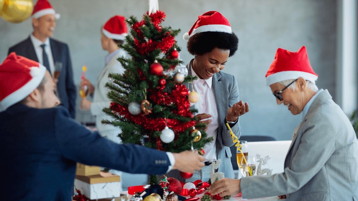 Découvrez le message humoristique que j'ai laissé sur le T-shirt de mon mari avant sa fête de Noël au boulot : sa réaction était à couper le souffle