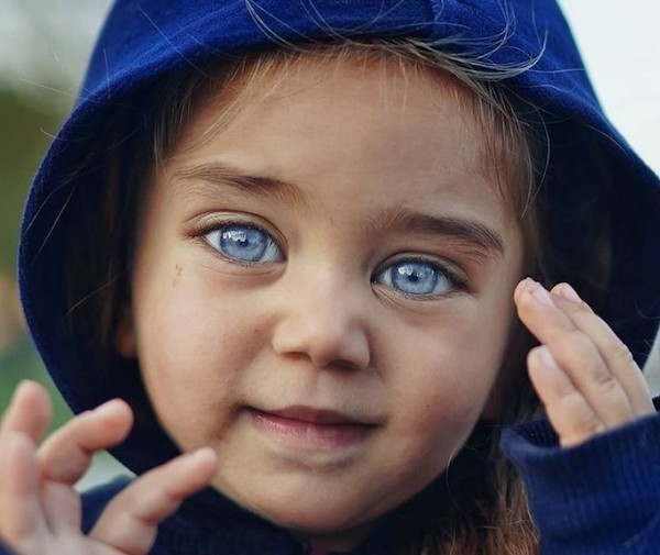 « Des yeux qui brillent plus que tous les diamants du monde » : 17 photos d'enfants aux yeux magnifiquement beaux