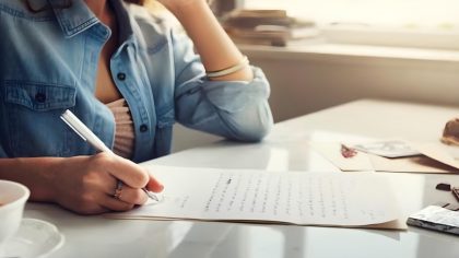 Elle écrit une lettre à la maîtresse de son mari pour lui donner une bonne leçon