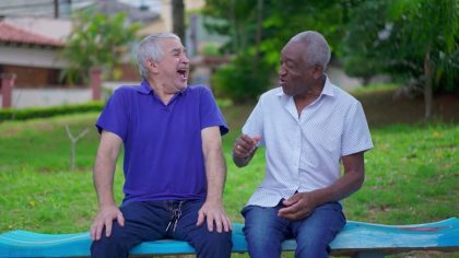 Humour décalé de vieux sages sur un banc