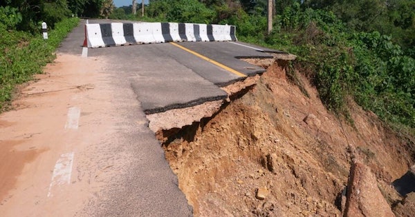 « Le trou fait cinquante mètres de large et de profondeur » : une route nationale s'effondre après de fortes pluies dans le sud de la France