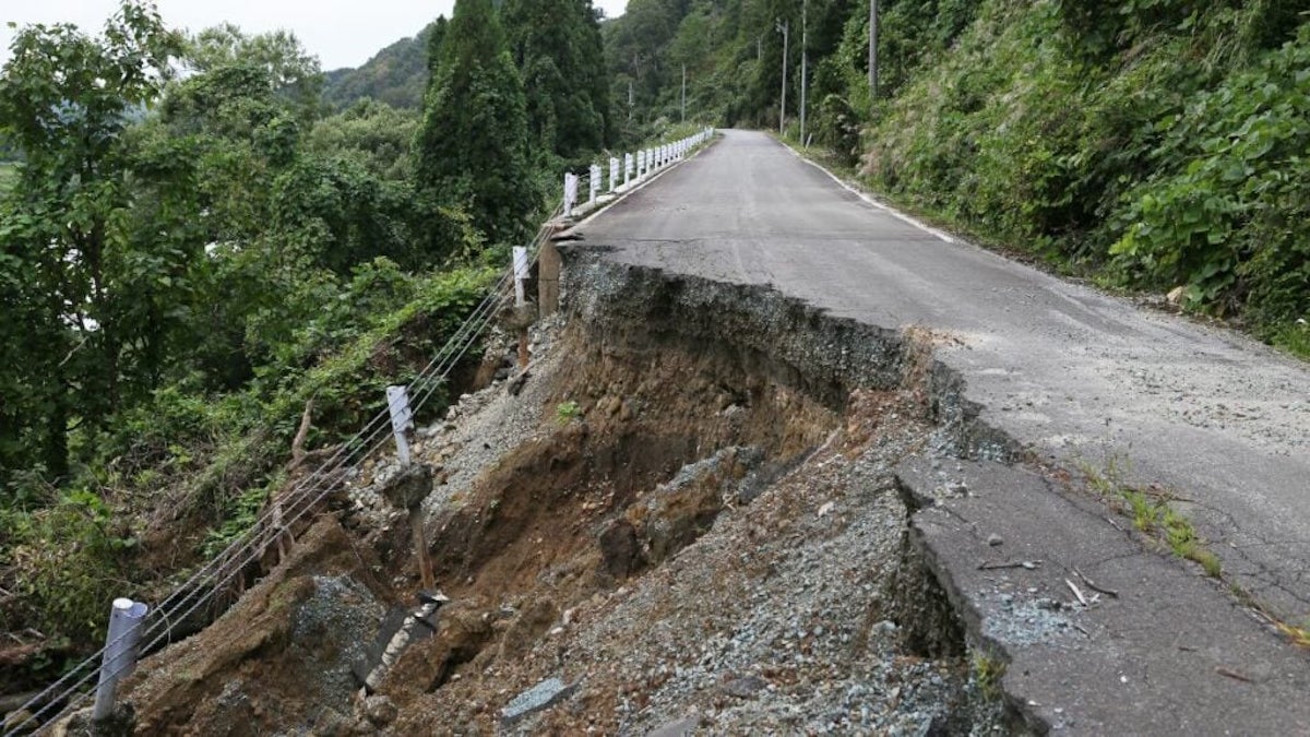 « Le trou fait cinquante mètres de large et de profondeur » : une route nationale s'effondre après de fortes pluies dans le sud de la France