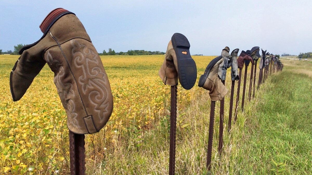 Les mystères d'une botte de cowboy abandonnée sur une clôture : pourquoi il ne faut jamais y toucher