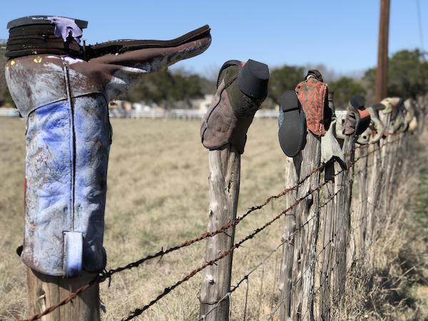 Les mystères d'une botte de cowboy abandonnée sur une clôture : pourquoi il ne faut jamais y toucher