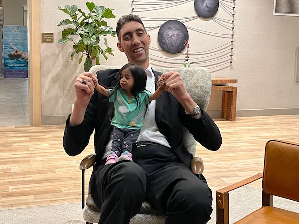 L'homme le plus grand et la femme la plus petite du monde se sont retrouvés : la photo qu'ils ont prise d'eux