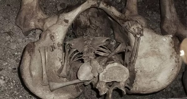 L'incroyable mystère d'un squelette vieux de 1.700 ans ayant accouché dans un cercueil : un phénomène qui suscite l'effroi