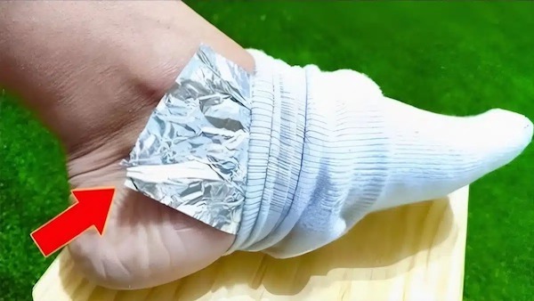 Mettez du papier aluminium sur vos pieds et dites adieu aux douleurs : une astuce surprenante