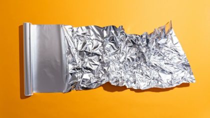 Mettez du papier aluminium sur vos pieds et dites adieu aux douleurs : une astuce surprenante