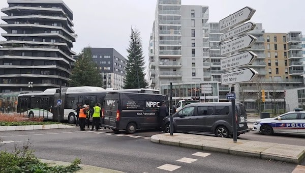 Nantes : collision entre une camionnette et un bus, passagers secoués mais indemnes