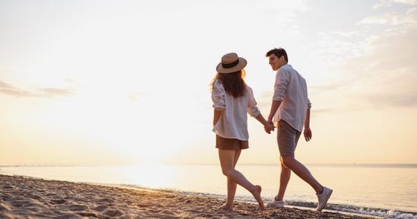 Un couple en balade découvre un trésor inattendu sur la plage