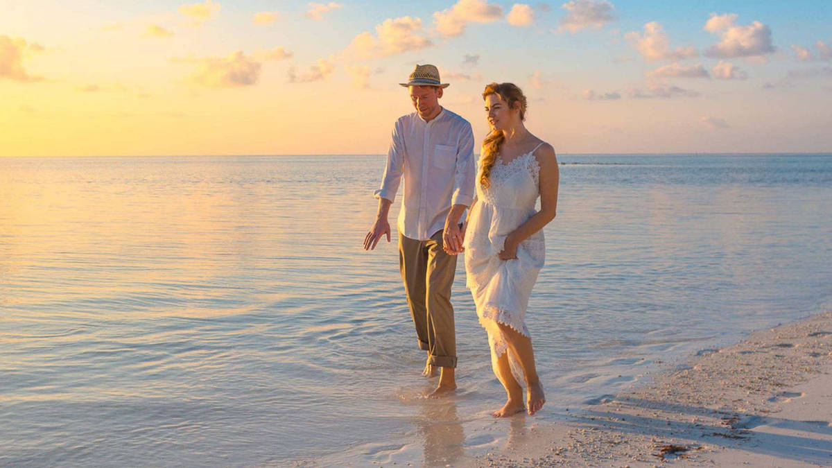 Un couple en balade découvre un trésor inattendu sur la plage