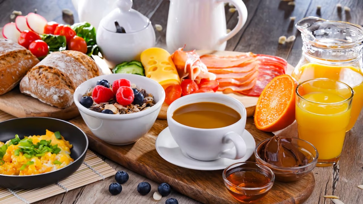 Un père célibataire se lève pour préparer le petit-déjeuner de ses deux filles, sans se douter de la surprise qui l'attend