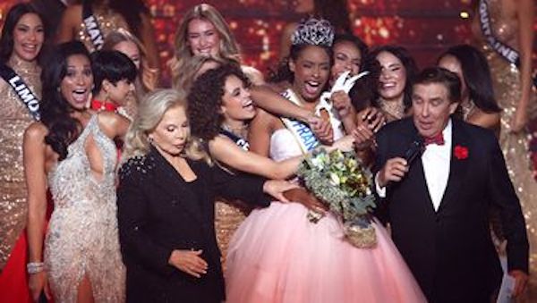 "J'ai pas compris" : Miss France 2025, Angélique Angarni-Filipon, révèle qu'elle a failli faire tomber Sylvie Vartan lors de son couronnement