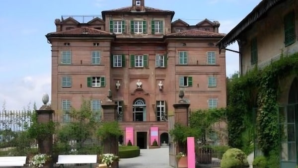 Carla Bruni et sa famille : un départ inattendu de leur château de 1500 m², le prestigieux palais de Castagneto Po désormais vendu