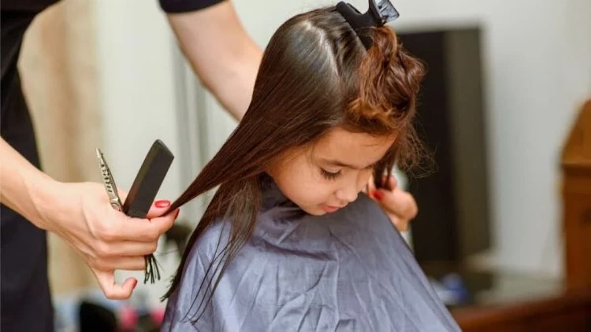 Ce que le coiffeur a découvert dans les cheveux de cette petite fille va vous étonner