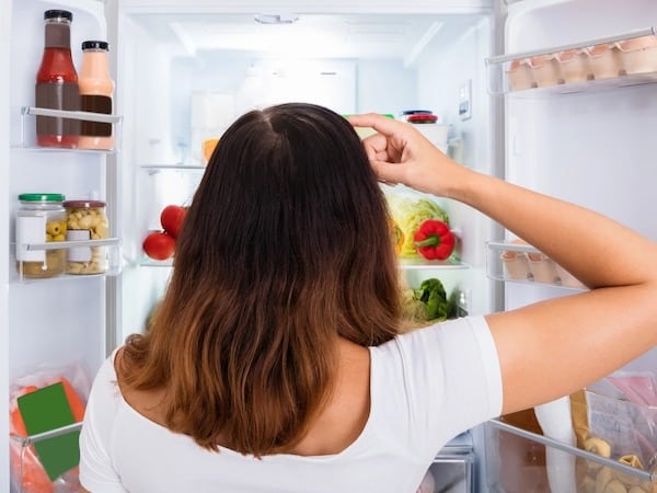 Chambre chez une vieille dame : la découverte surprenante dans son frigo qui m'a fait fuir en urgence