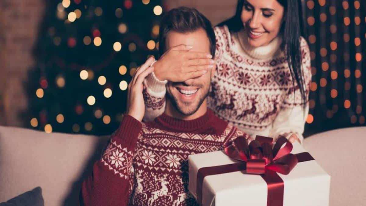 Découvrez le message humoristique que j'ai laissé sur le T-shirt de mon mari avant sa fête de Noël au boulot : sa réaction était à couper le souffle