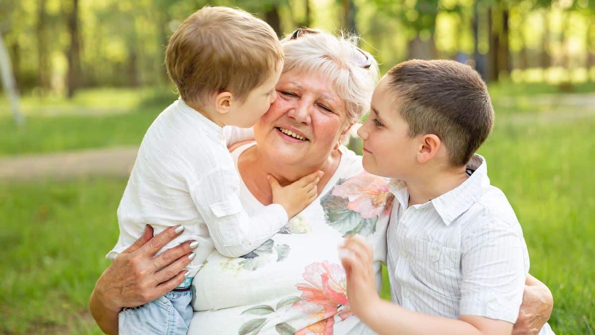 Deux ans après la perte de ma fille et de mon gendre, mes petits-enfants ont crié : « Grand-mère, regarde, c’est notre maman et notre papa ! »