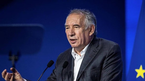 François Bayrou, Premier ministre : une annonce réjouissante pour les profs et les agriculteurs ?