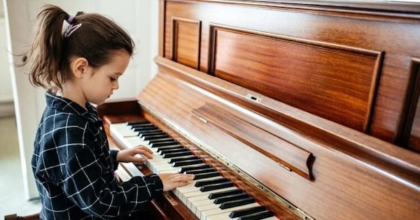 J’ai invité mes parents à dîner : leur réaction face à ma fille m'a poussée à les mettre à la porte