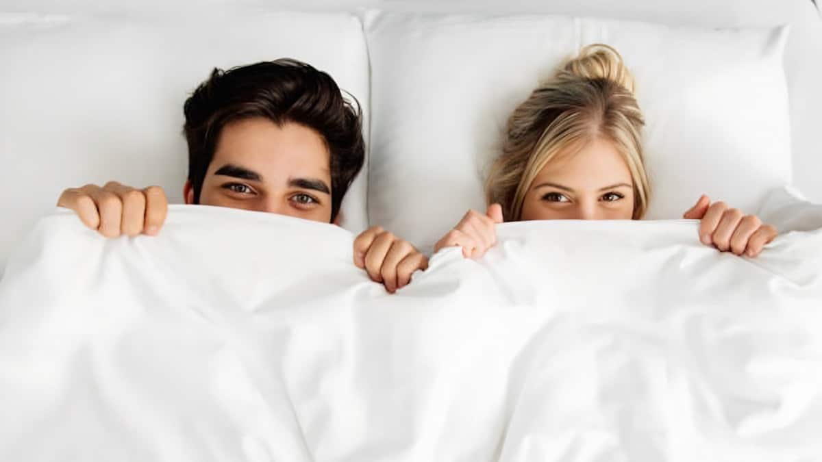 La blague du jour : une femme au lit avec son amant, une situation inattendue